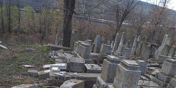 image 2019 04 4 23068434 0 cimitirului evreiesc din husi vandalizat 3 jpg