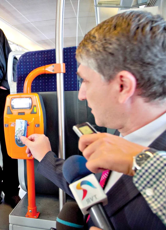 
    Autorităţile au testat  pe 20 octombrie biletul unic  atât în autobuze, cât şi la metrou  