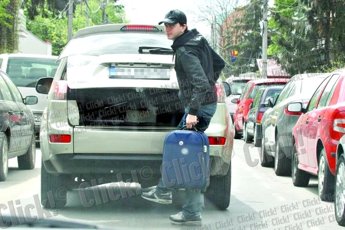 A blocat strada, aşa că priveşte ca şi cum şi-ar cere iertare