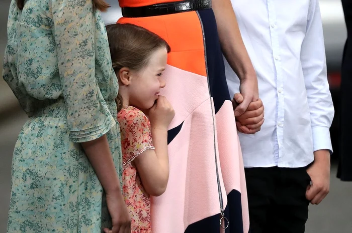 Florence se ascunde după Samantha, mama ei, în timp ce toate camerele erau puse pe micuță