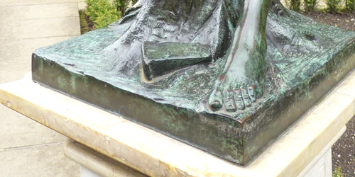 Statue of Milo of Croton in Holland Park hand not yet stuck jpg