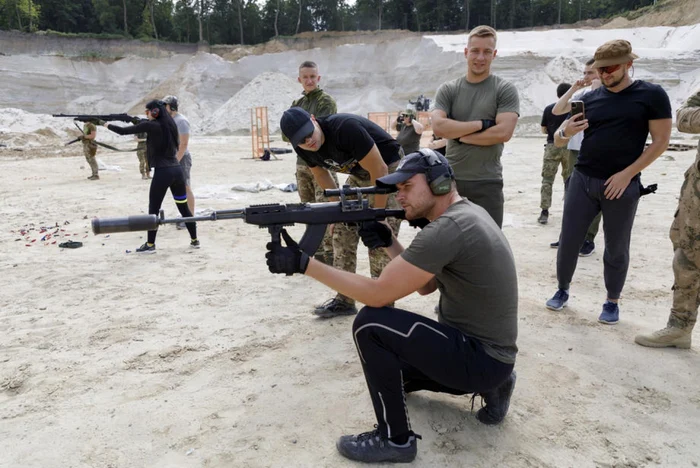 Ucraina, care a început şi intruirea civililor în mod serios, va fi ajutată iar de Estonia FOTO EPA-EFE