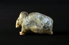 Figurina mamut din peștera Vogelherd, veche de aproximativ 40.000 de ani (© Universität Tübingen / Hildegard Jensen, CC-BY-SA 4.0)