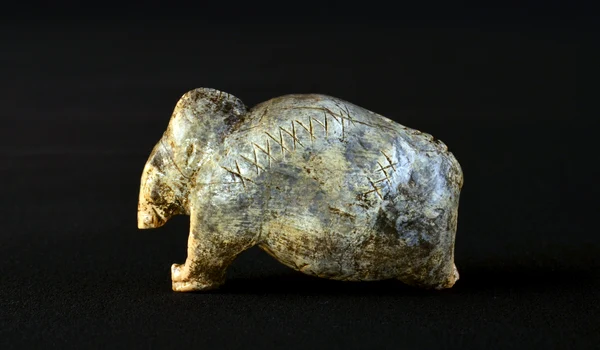 Figurina mamut din peștera Vogelherd, veche de aproximativ 40.000 de ani (© Universität Tübingen / Hildegard Jensen, CC-BY-SA 4.0)