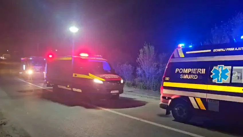 O mașină s-a răsturnat într-un canal de deversare adânc de 10 metri, în Slatina. Pompierii au reușit cu greu să preia una dintre victime