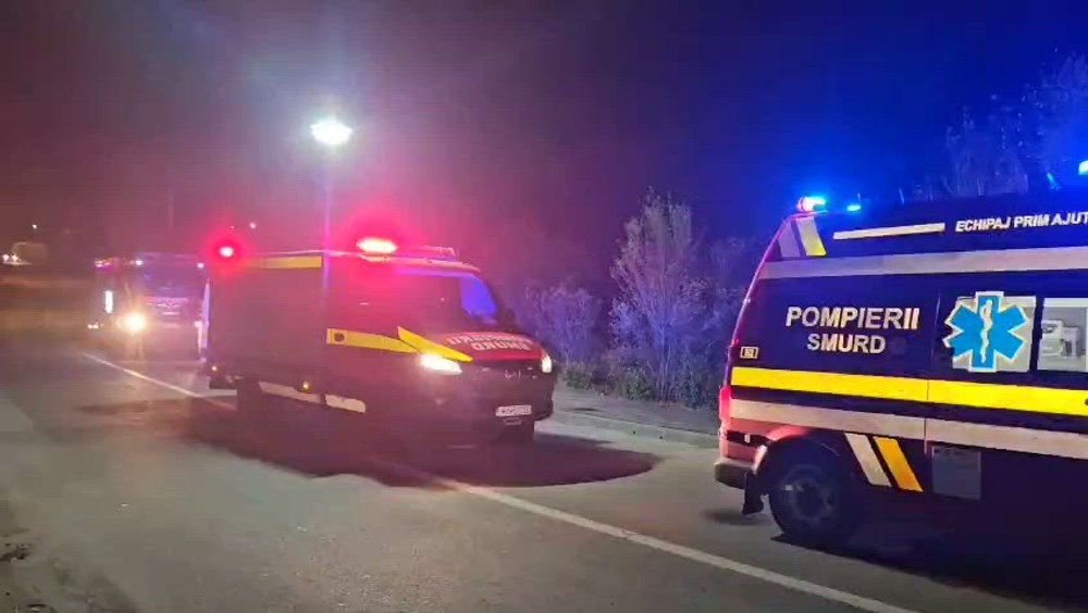 O mașină s-a răsturnat într-un canal de deversare adânc de 10 metri, în Slatina. Pompierii au reușit cu greu să preia una dintre victime