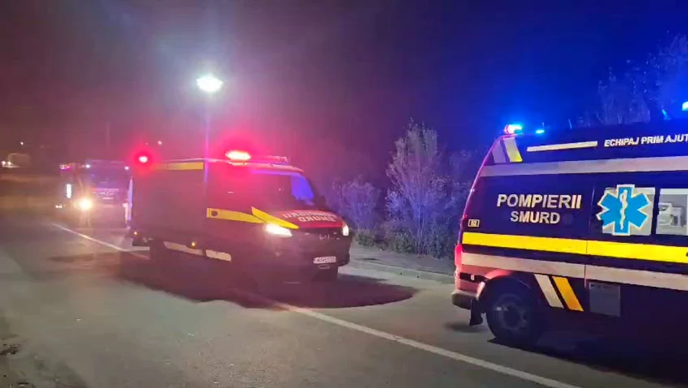 O mașină s-a răsturnat într-un canal de deversare adânc de 10 metri, în Slatina. Pompierii au reușit cu greu să preia una dintre victime