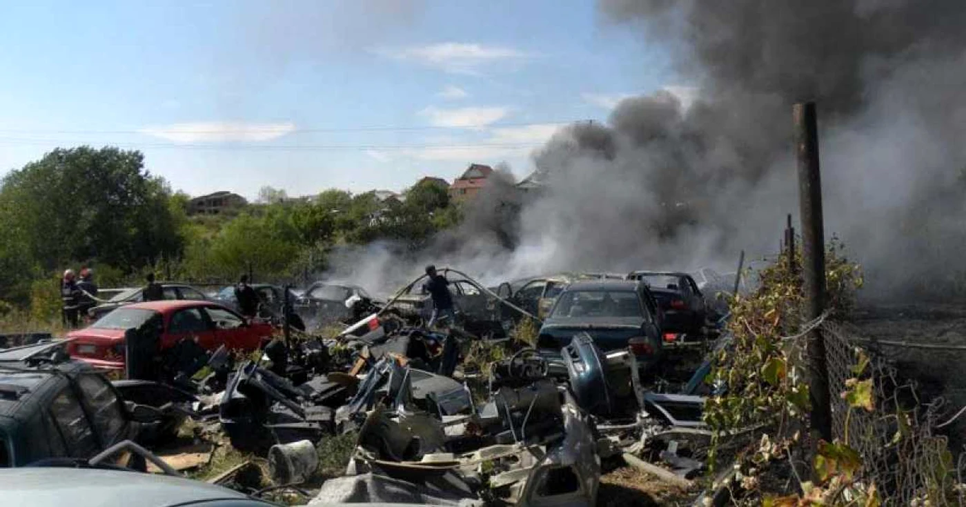 Pompierii au fost ajutaţi la stingerea incendiului şi de angajaţii centrului de dezmembrări auto