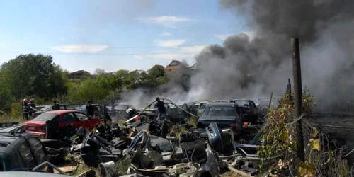 Pompierii au fost ajutaţi la stingerea incendiului şi de angajaţii centrului de dezmembrări auto