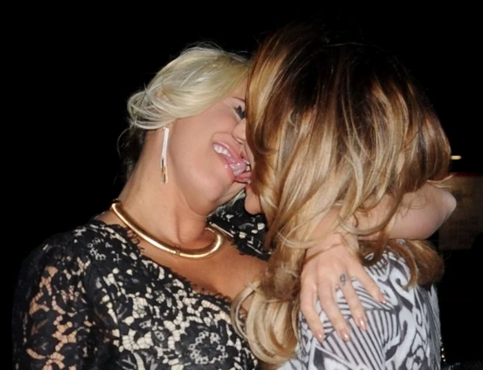 Kerry Katona și Rosanna Jasmin s-au sărutat în fața tuturorFoto: REX