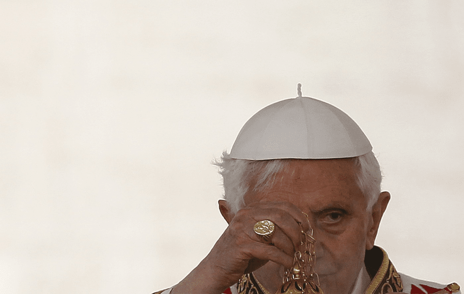 Fostul papă Benedict al XVI-lea este în stare gravă, dar rămâne „lucid și prezent”