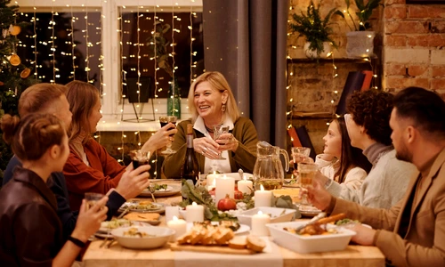 petrecere craciun cina gazda tine toast 5778904 jpg
