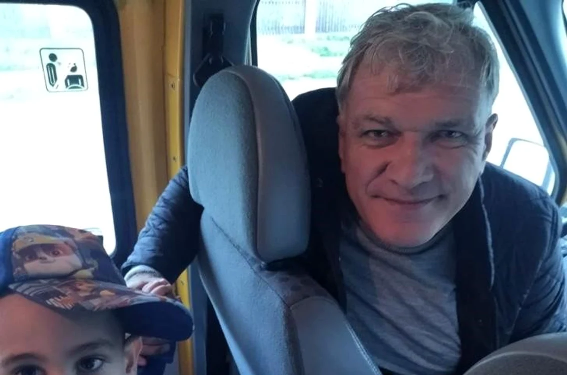 Primarul Țuilă este și șofer pe microbuzul școlar (Foto: Facebook/Alina Puncioiu)