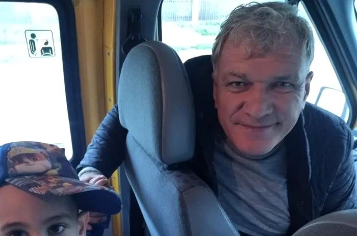 Primarul Țuilă este și șofer pe microbuzul școlar (Foto: Facebook/Alina Puncioiu)
