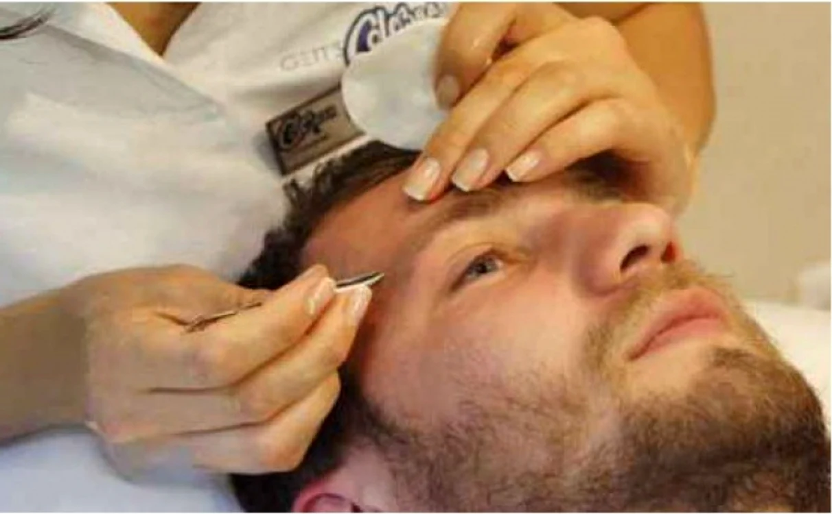 Mulți bărbați merg la cosmetică ca să-și penseze sprâncenele stufoaseFoto:teamdeals.ro