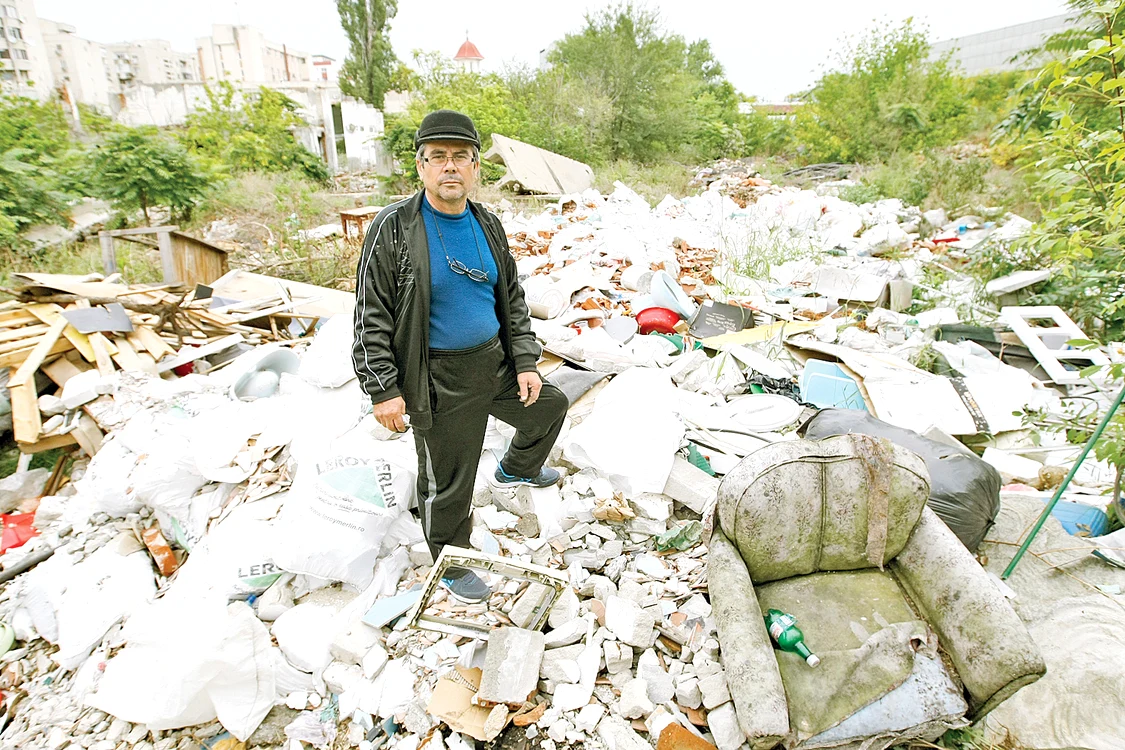 Curtea imensă a  fostei fabrici e  plină de gunoaie 