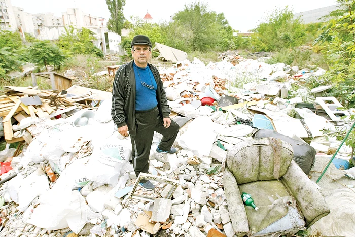 Curtea imensă a  fostei fabrici e  plină de gunoaie 