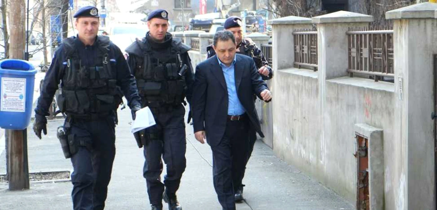 Marian Vanghelie lângă locuinţa sa, unde au loc percheziţii ale procurorilor DNA FOTO Mediafax