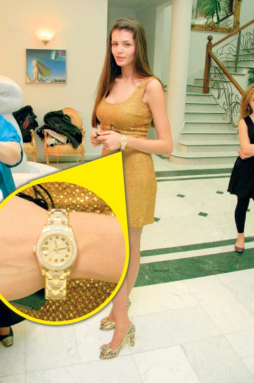 
    Când a împlinit 21 de ani, Moni a primit de la Irinel un Rolex Oyster Perpetual Datejust, din aur alb, cu 1.000 de diamante aplicate. Ceasul a costat 75.000 de euro, este ediţie limitată, iar Moni e purtătorul cu numărul 100 în lume.  
