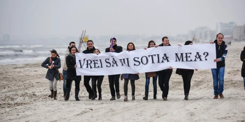 Cerere în căsătorie pe malul mării la Constanţa - Andreea David şi Adrian Popa Foto Alex Muşat