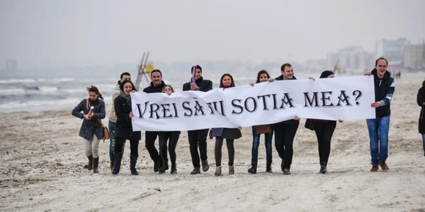 Cerere în căsătorie pe malul mării la Constanţa - Andreea David şi Adrian Popa Foto Alex Muşat