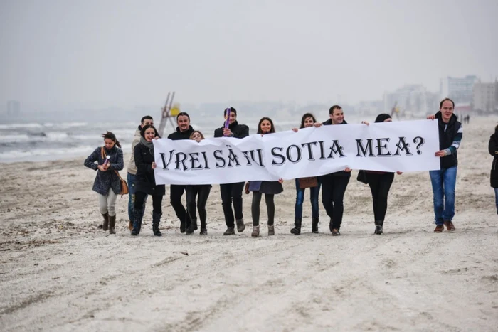 Cerere în căsătorie pe malul mării la Constanţa - Andreea David şi Adrian Popa Foto Alex Muşat