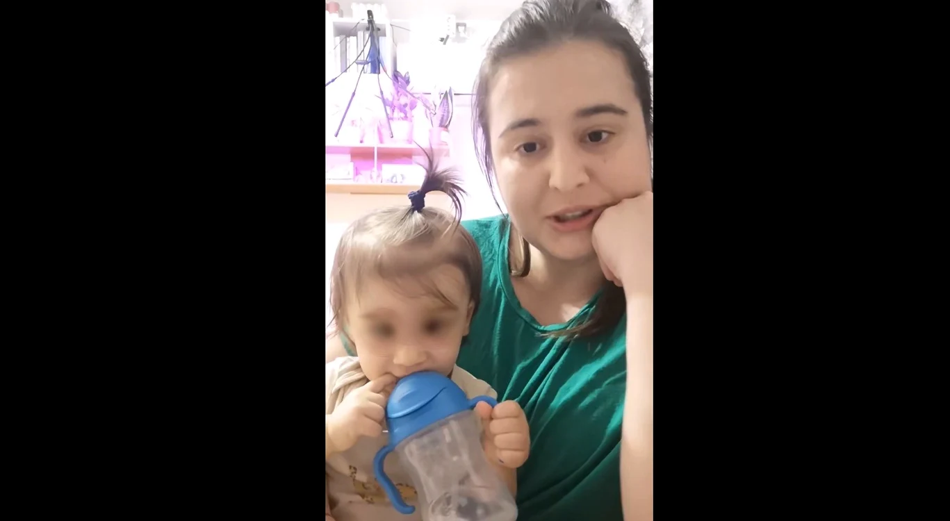 Mama care și-a băgat copilul într-o cădiță cu zăpadă și-a explicat gestul Foto: Captură video TikTok