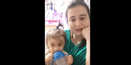 mama care și a băgat copilul într o cădiță cu zăpadă jpg