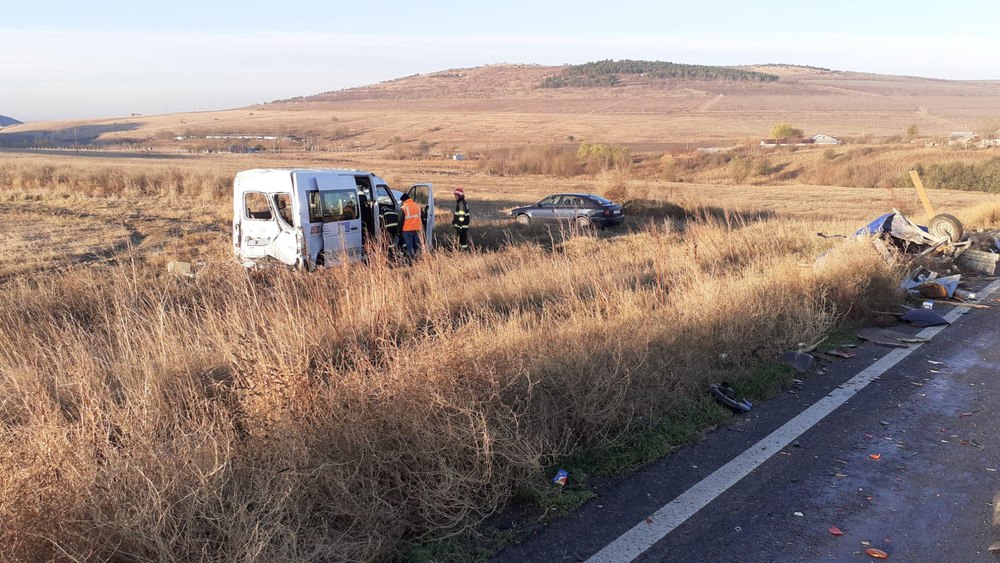 Un microbuz de persoane și un camion, ciocnire violentă în județul Constanța. Sunt victime | FOTO