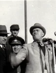 Petru Groza, alături de Gheorghe Gheorghiu Dej, pe aeroportul Băneasa la înapoierea de la Moscova, la 13 septembrie 1945 (© „Fototeca online a comunismului românesc”, cota: 228/1945)