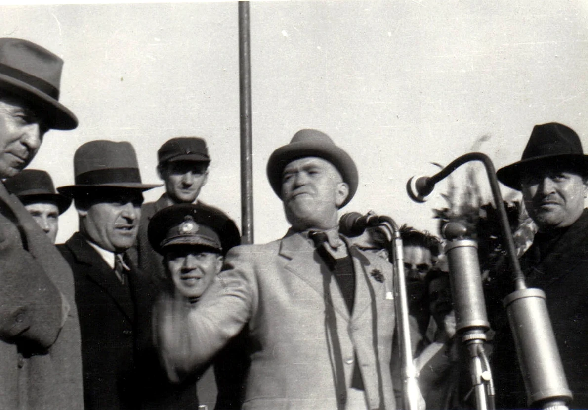 Petru Groza, alături de Gheorghe Gheorghiu Dej, pe aeroportul Băneasa la înapoierea de la Moscova, la 13 septembrie 1945 (© „Fototeca online a comunismului românesc”, cota: 228/1945)