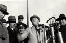 Petru Groza, alături de Gheorghe Gheorghiu Dej, pe aeroportul Băneasa la înapoierea de la Moscova, la 13 septembrie 1945 (© „Fototeca online a comunismului românesc”, cota: 228/1945)