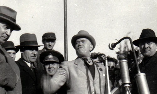 Petru Groza, alături de Gheorghe Gheorghiu Dej, pe aeroportul Băneasa la înapoierea de la Moscova, la 13 septembrie 1945 (© „Fototeca online a comunismului românesc”, cota: 228/1945)