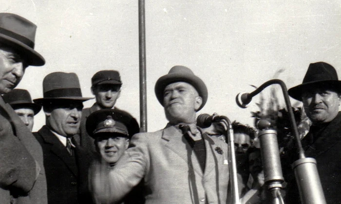 Petru Groza, alături de Gheorghe Gheorghiu Dej, pe aeroportul Băneasa la înapoierea de la Moscova, la 13 septembrie 1945 (© „Fototeca online a comunismului românesc”, cota: 228/1945)