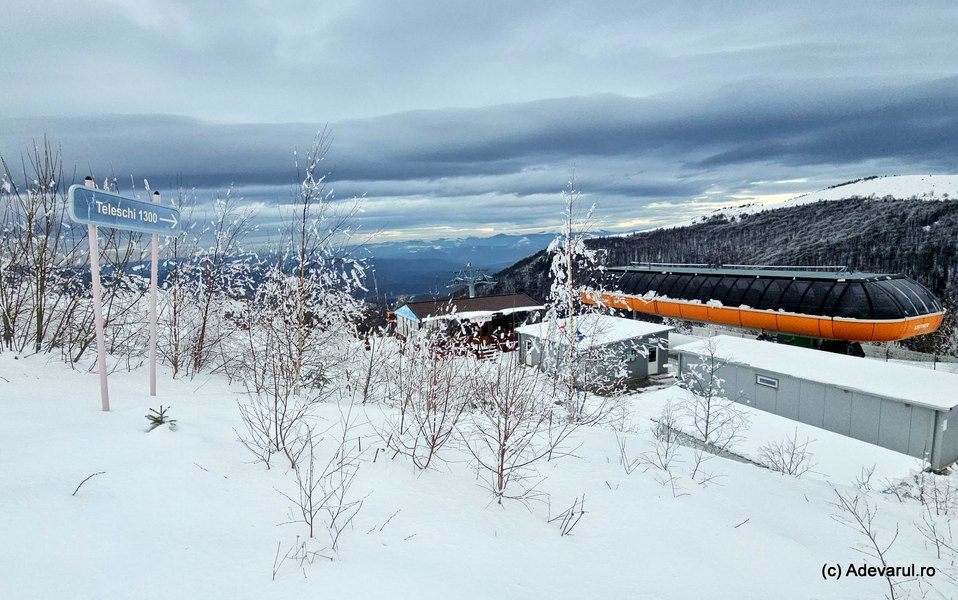 Cea mai ieftină stațiune montană: turiștii plătesc 10 lei urcarea cu telegondola și schiază pe șosea