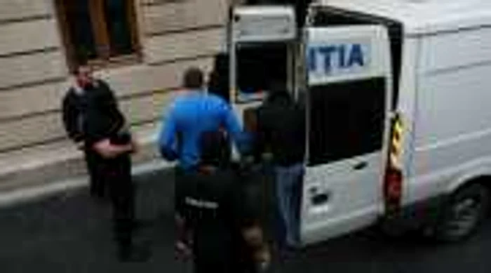 Poliţiştii i-au reţinut pe agresori
