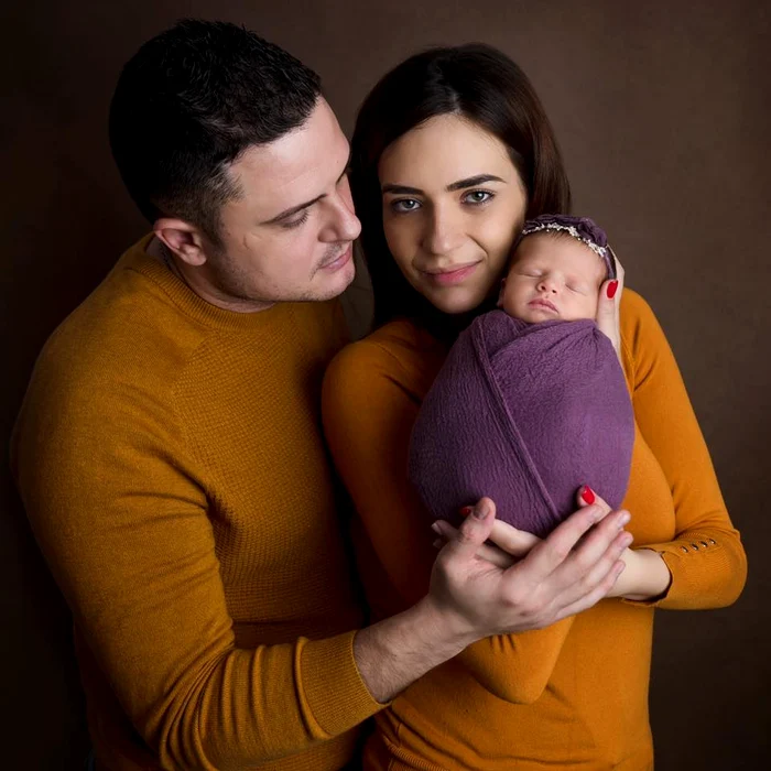 Nicolae, Roxana și fetița lor, Miriam, de 2 luni