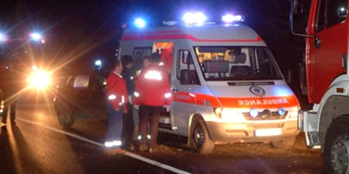 Trei tineri au fost răniţi, la Slătioara, după ce un Ford s-a răstunat în sanţ