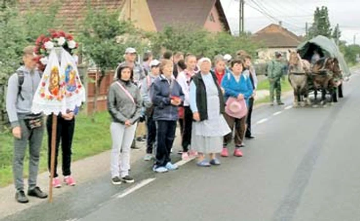 În aşteptarea sărbătorii de Sfânta Maria, zeci de pelerini din Sălaj au plecat deja spre Mănăstirea Nicula
