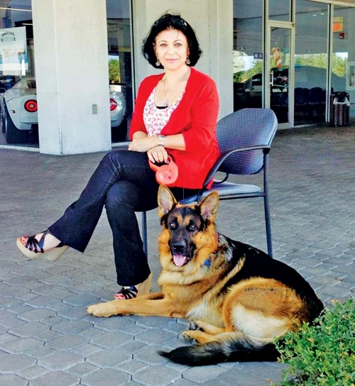 Elena nu a răzbit cu muzica în America şi e casnică