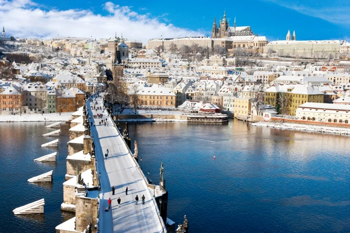 Podul Carol şi Catselul Praga în capitala Cehiei, iarna Foto Shutterstock