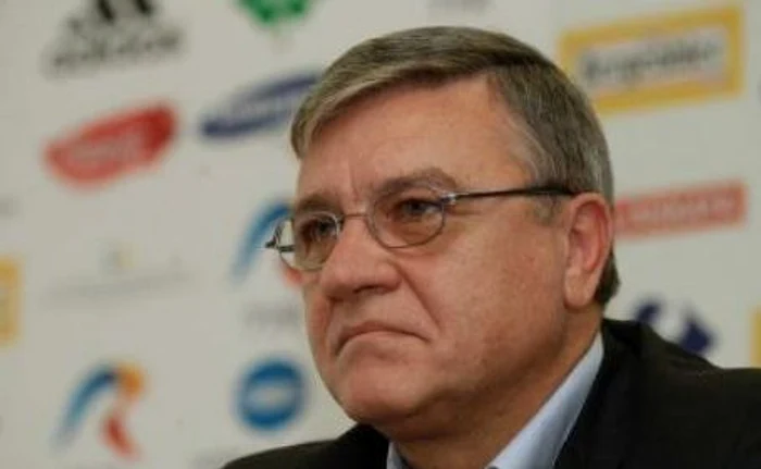 
    "Naşul" îl ironizează pe Iacov  