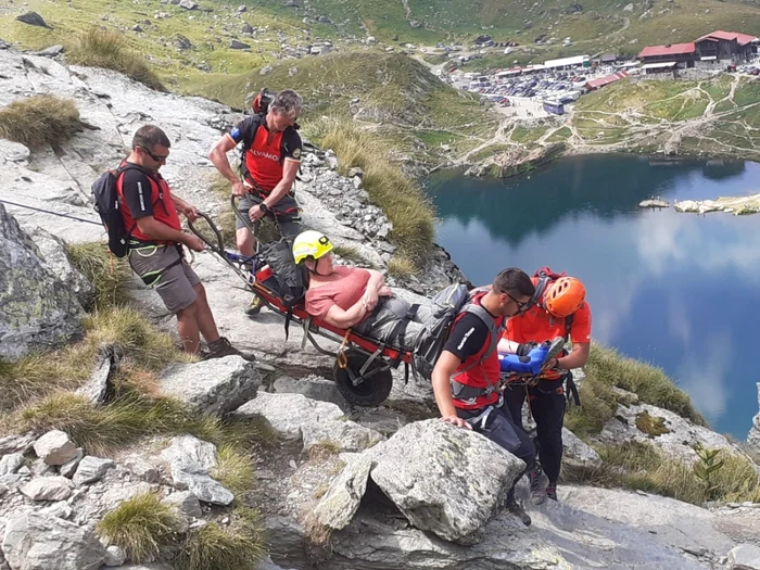 Un turist accidentat în Munţii Făgăraş va fi coborât cu targa de la peste 2.300 de metri altitudine
