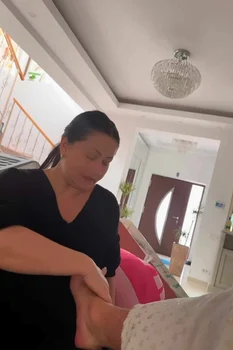 Gabriela Cristea are grijă de piciorul accidentat al soțului. Sursă: Facebook