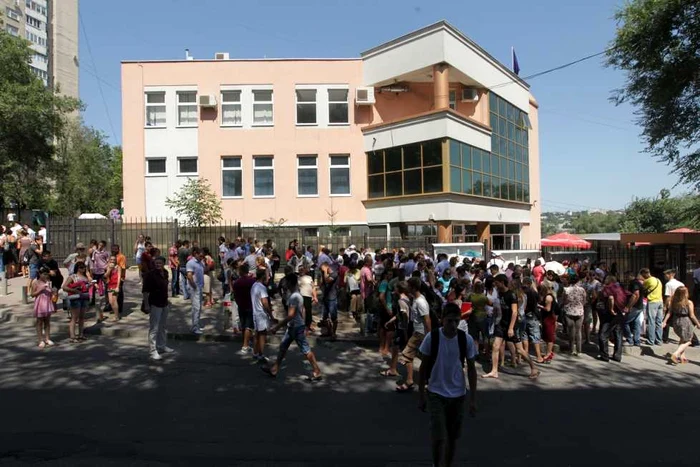 Aglomeraţie la Consulatul României, pentru admiterea la studii peste Prut. Foto: Tudor Iovu