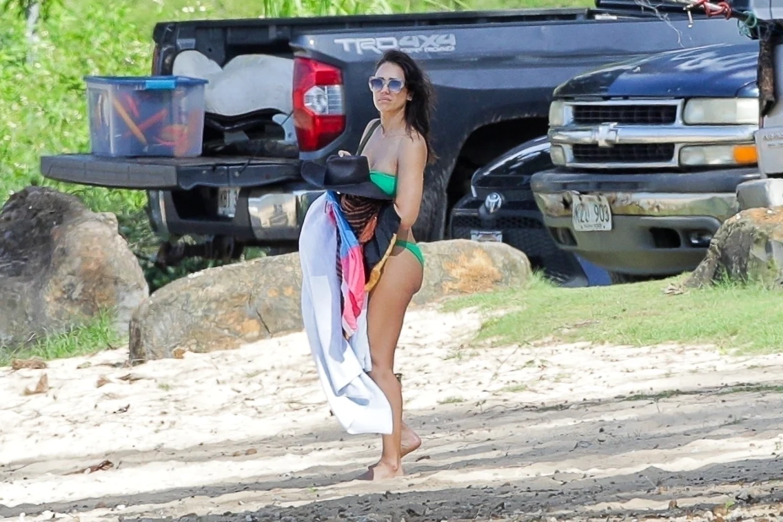 Jessica Alba, la plajă în Hawaii