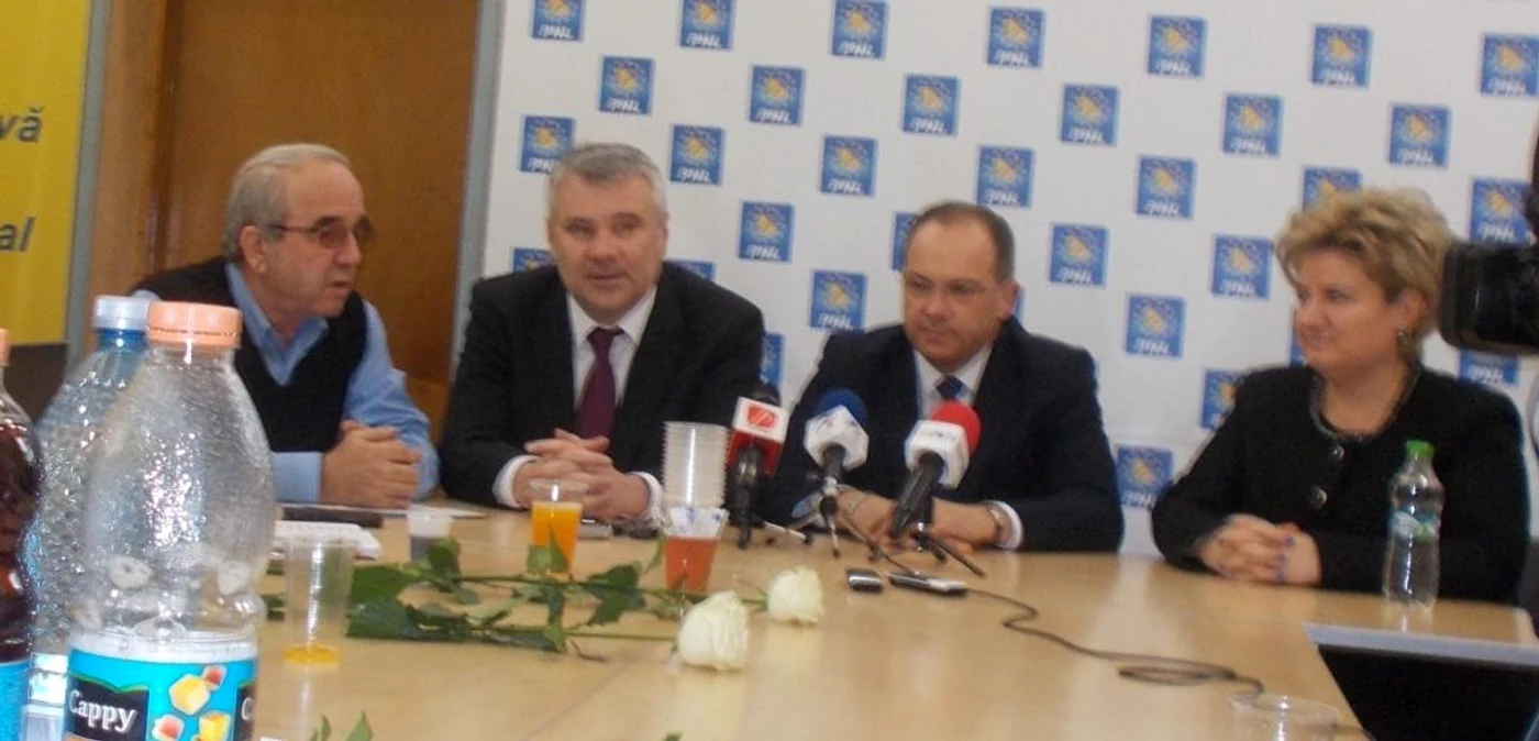 Perieţeanu (stânga) a fost prezentat de PNL Olt ca o mare achiziţie FOTO: Alina Mitran