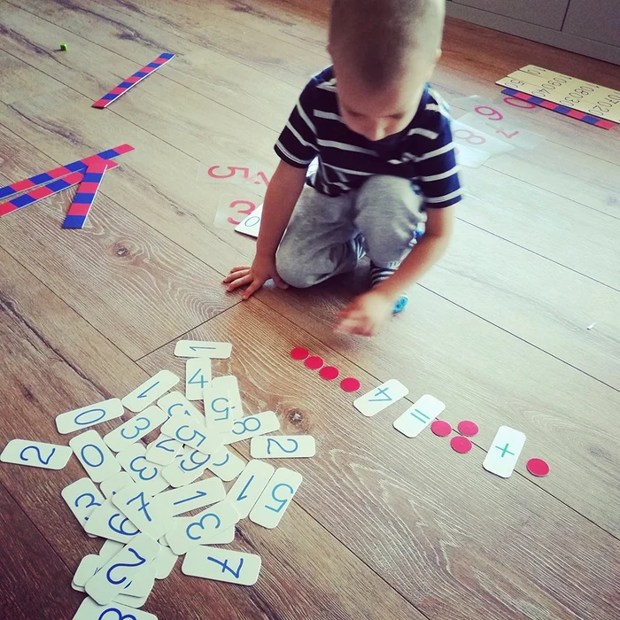 Kadri, fiul cel mic al Danei Nălbaru, și unul din kit-urile Montessori după care învață