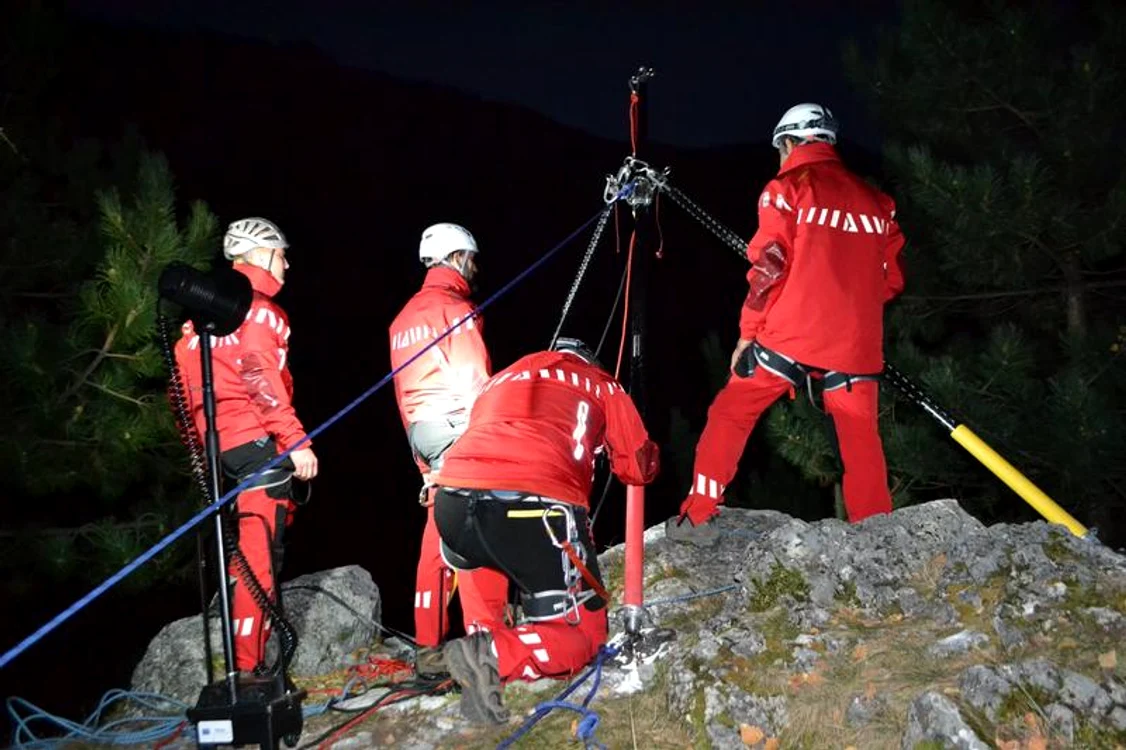 
    Salvamontiștii au intervenit joi pentru a recupera trei tineri blocați într-o zonă greu accesibilă a masivului Bucegi Sursă foto: Salvamont Bușteni  