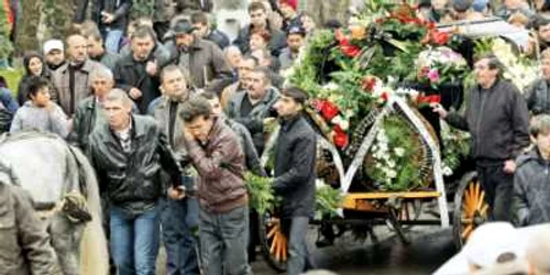 Carul pe care a fost aşezat sicriul a fost tras de oameni până la cimitir